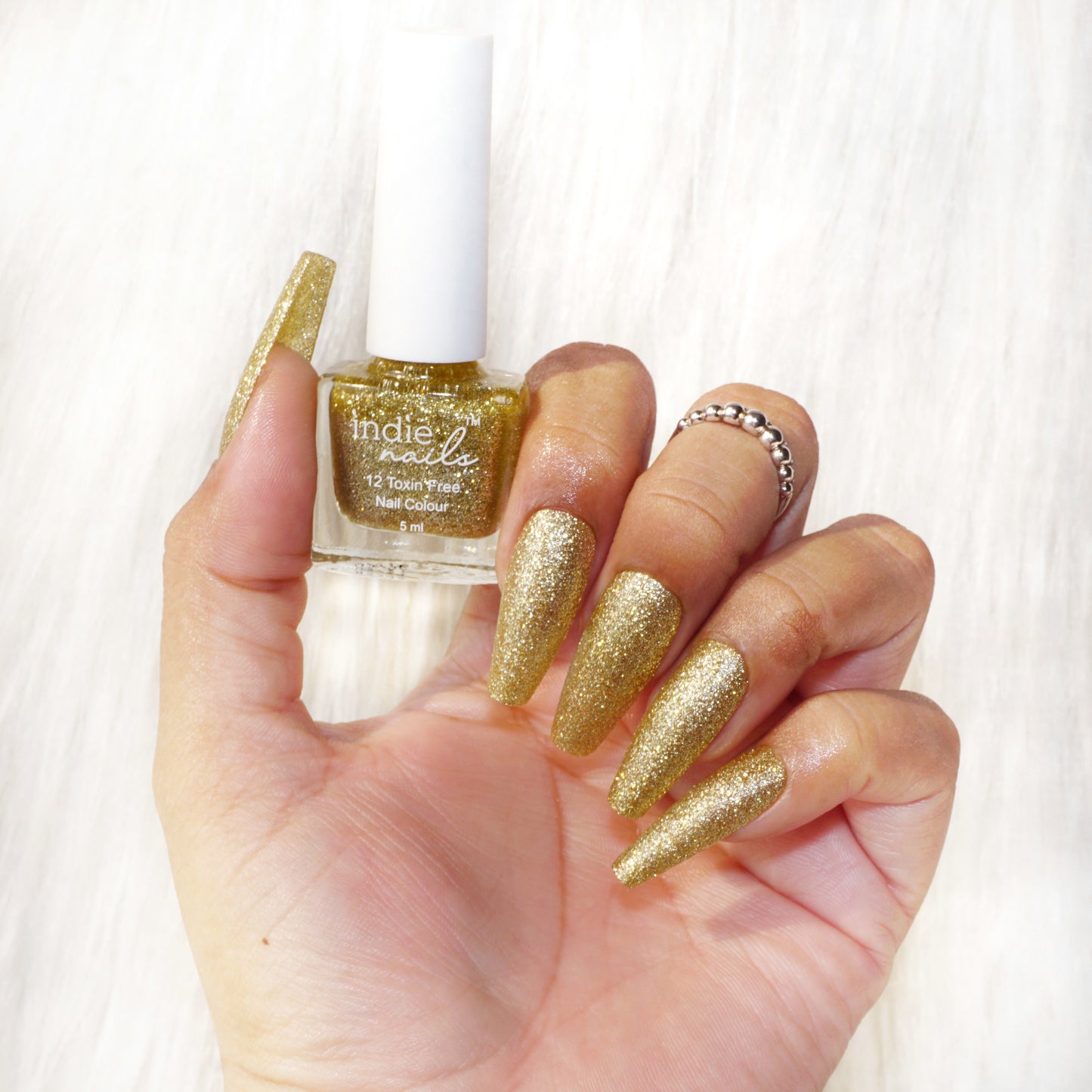 Bling Bling – Dazzling Golden Nail Polish with Shimmer Finish