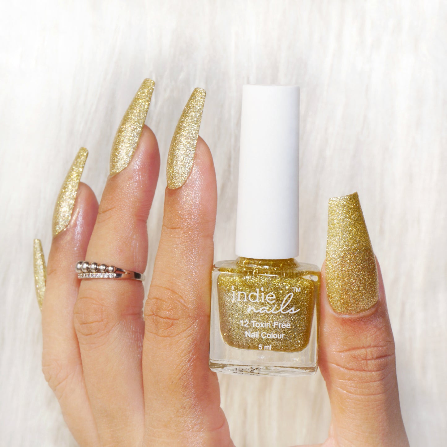 Bling Bling – Dazzling Golden Nail Polish with Shimmer Finish