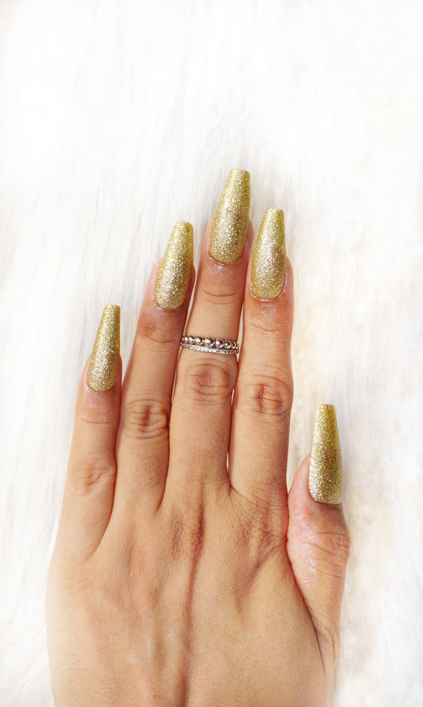Bling Bling – Dazzling Golden Nail Polish with Shimmer Finish