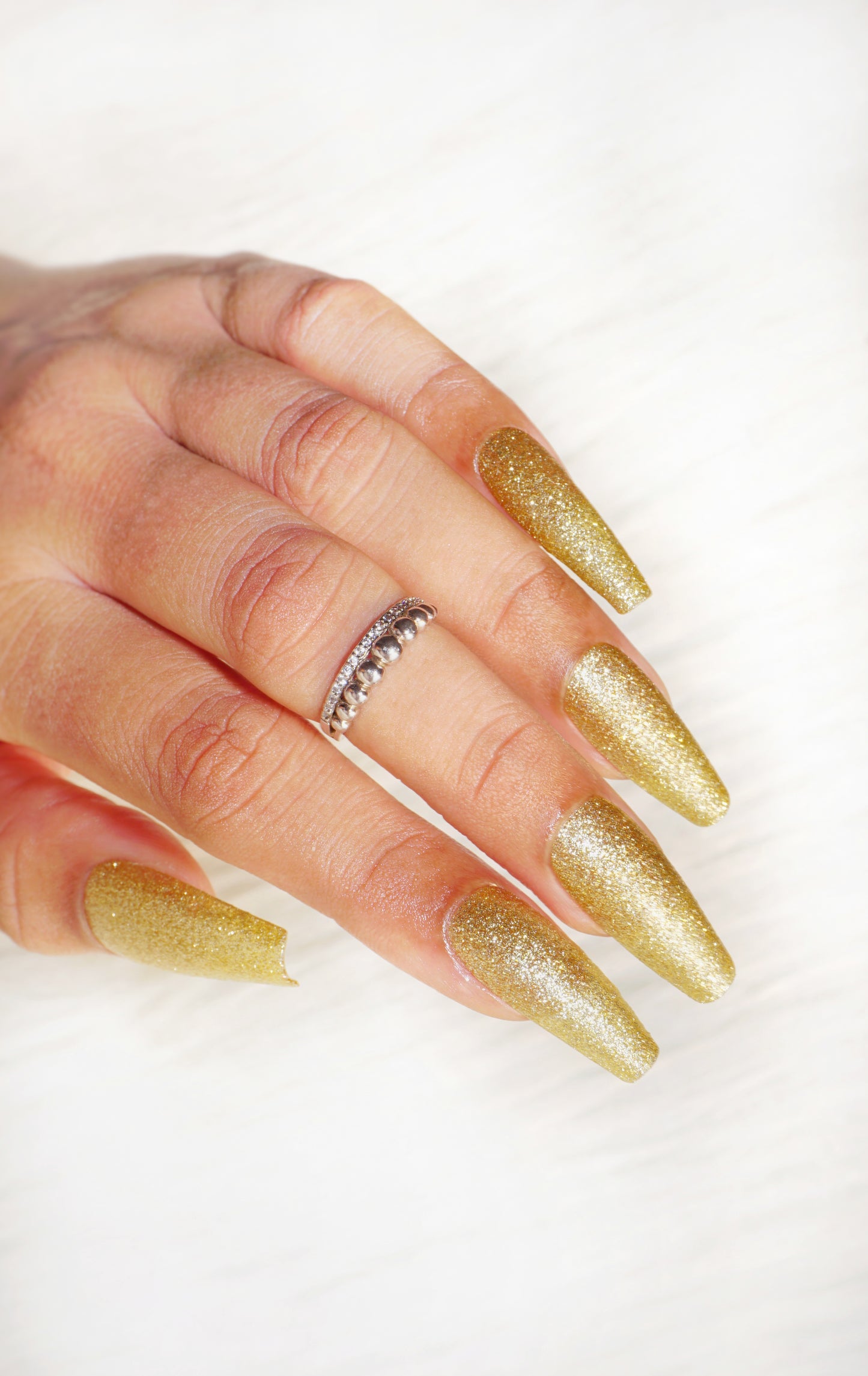 Bling Bling – Dazzling Golden Nail Polish with Shimmer Finish